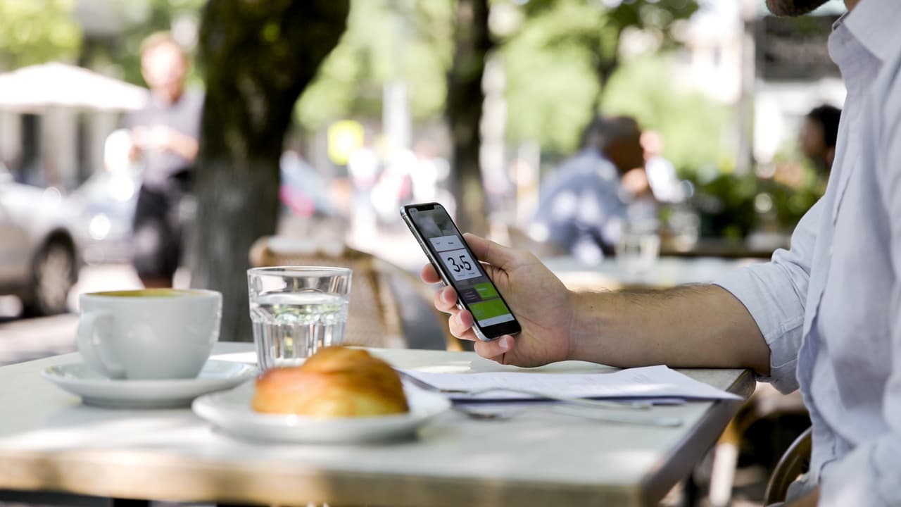 Smartphone-Nutzung zur Arbeitszeiterfassung in entspannter Umgebung