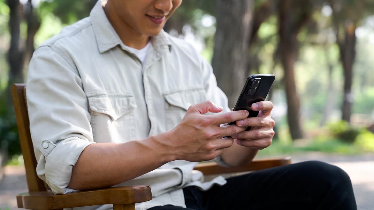 Freelancer erfasst Arbeitszeit mobil mit dem Smartphone