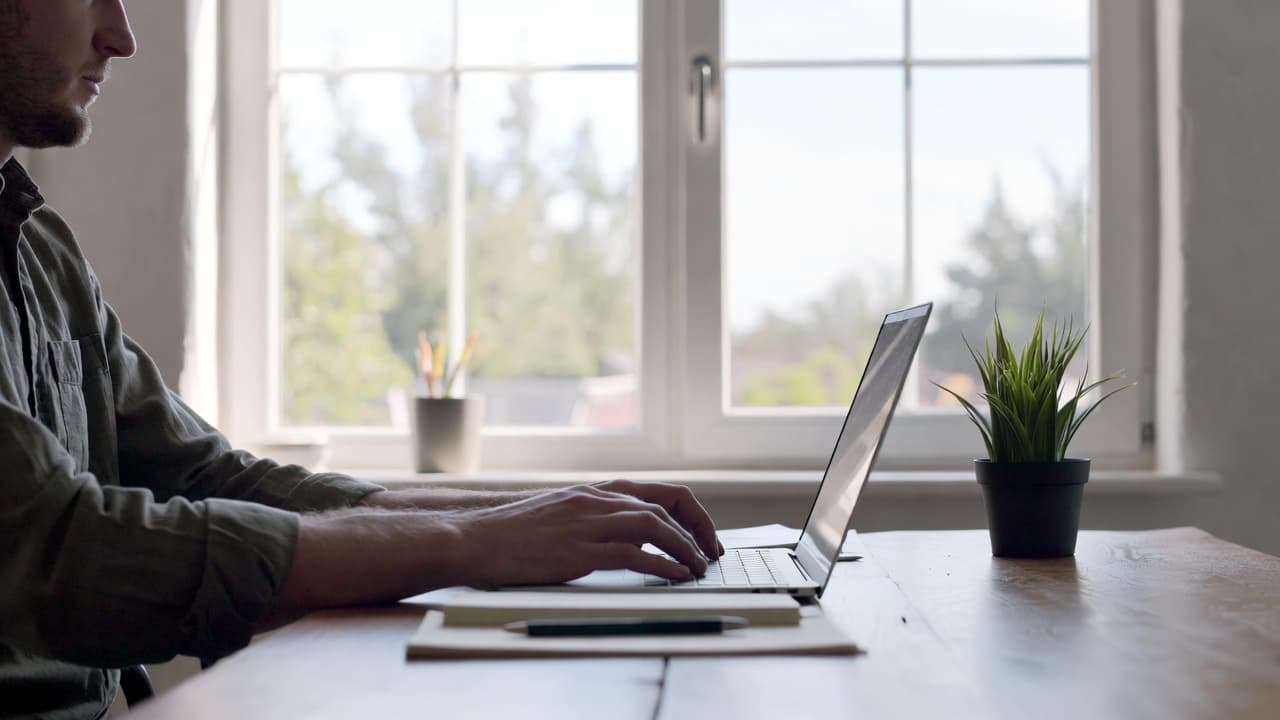 Freelancer nutzt eine kostenlose Zeiterfassung App am Laptop