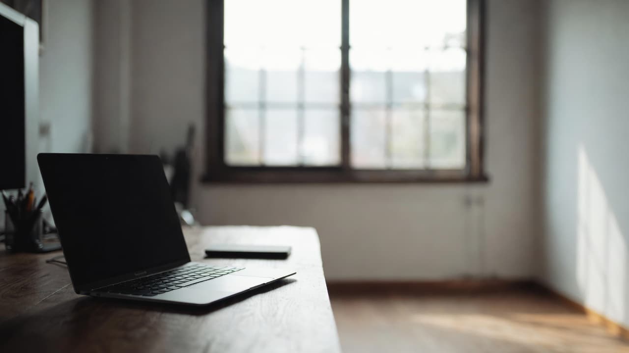 Minimalistischer Arbeitsplatz mit Laptop für produktives Arbeiten