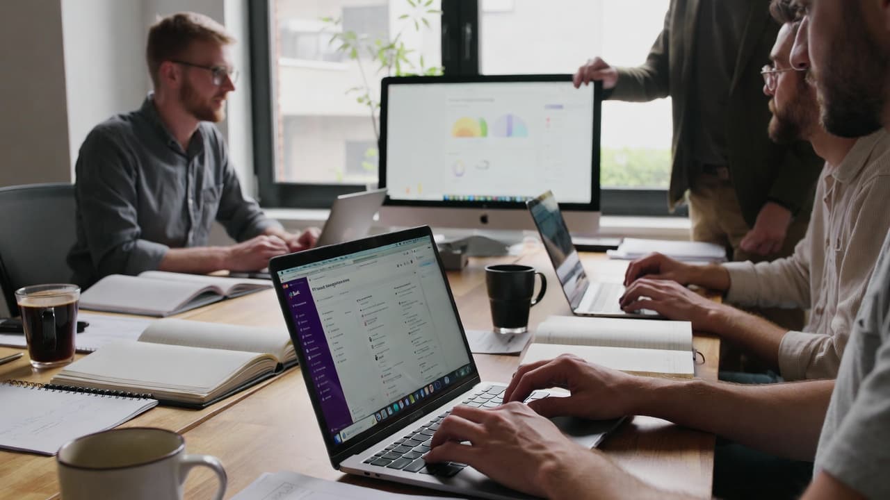 Kleines Team bei der Arbeit mit Slack und Zeiterfassungstool