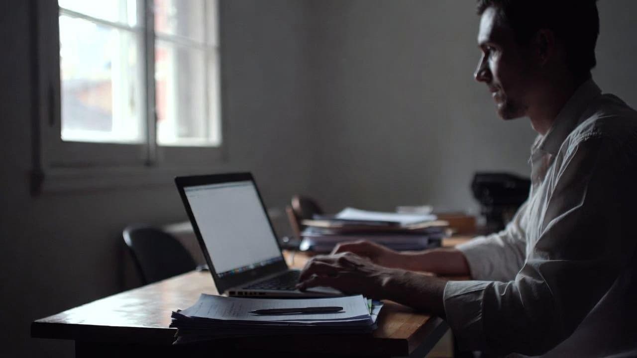 Freelancer am Schreibtisch mit Laptop und Notizen bei natürlichem Licht